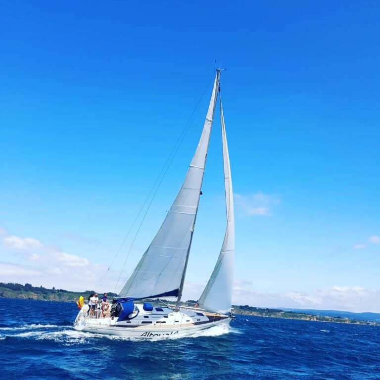 VOILE VERS FERROL: SUR CHAQUE RIVE UN CHATEAU