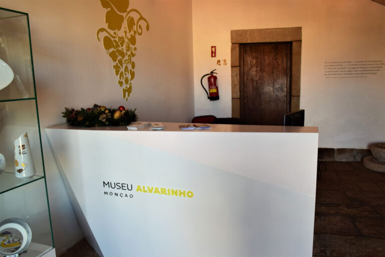 Vin Alvarinho portugais. Histoire et différences. Inclure Musée do Alvarinho et Palais de Brejoeira