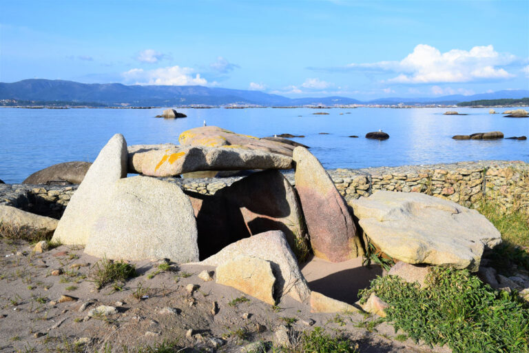 Île Areoso et Pedregoso. Dolmen et sous-marin