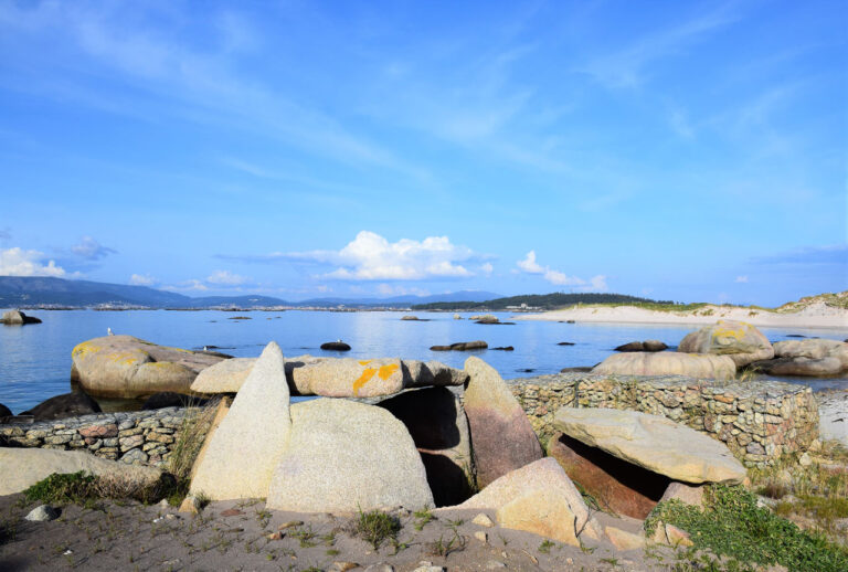 Île Areoso et Pedregoso. Dolmen et sous-marin