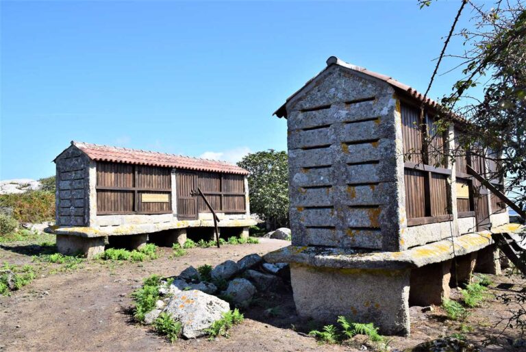 Ilha de Sálvora. Aldeia e seus hórreos