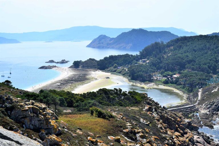 Ilhas Cies. Miradouro do Alto do Príncipe. Flora e falésias