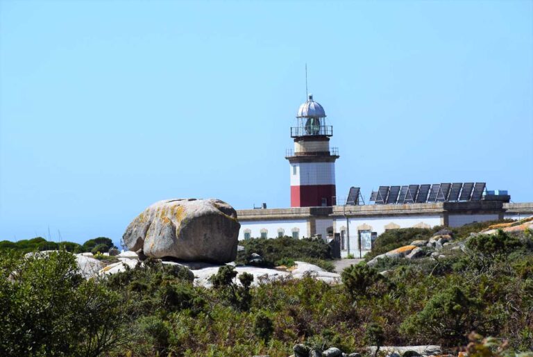 Île de Sálvora. Phare depuis l’extérieur et vues de celui-ci