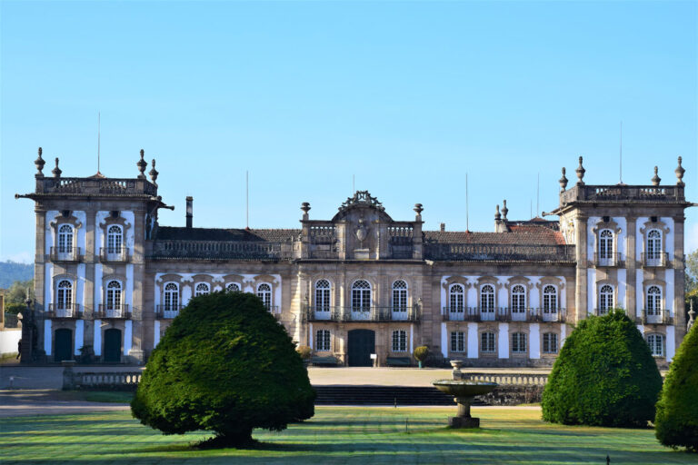 Vin Alvarinho portugais. Histoire et différences. Inclure Musée do Alvarinho et Palais de Brejoeira