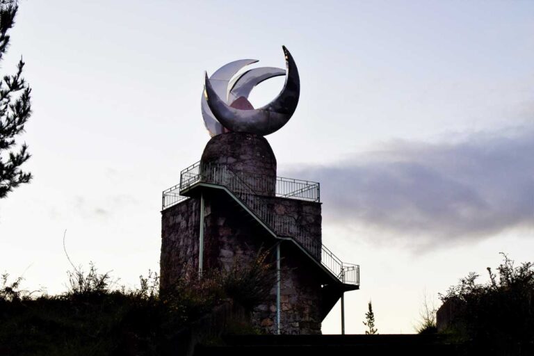 Vilanova de Arousa. Sculpture “Lighthouse of the Moons” and Urraca Castle