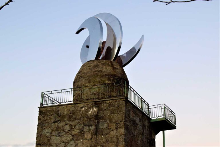 Vilanova de Arousa. Sculpture “Lighthouse of the Moons” and Urraca Castle