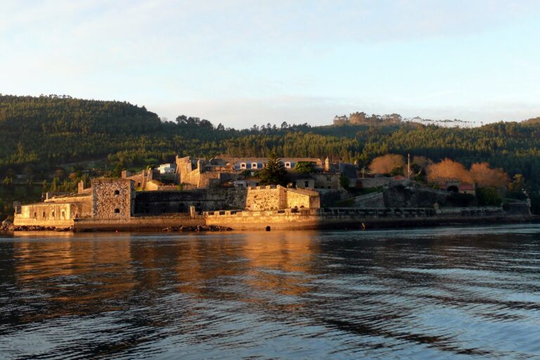 VOILE VERS FERROL: SUR CHAQUE RIVE UN CHATEAU