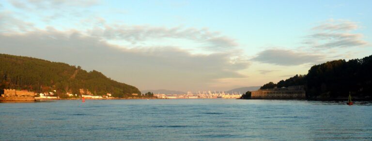 VOILE VERS FERROL: SUR CHAQUE RIVE UN CHATEAU