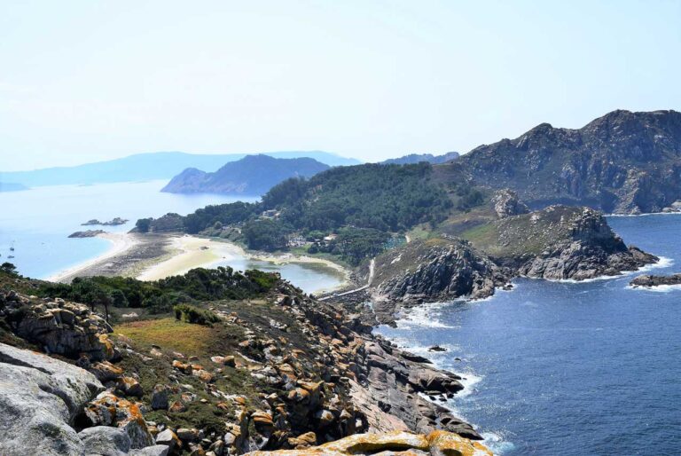 Ilhas Cies. Miradouro do Alto do Príncipe. Flora e falésias