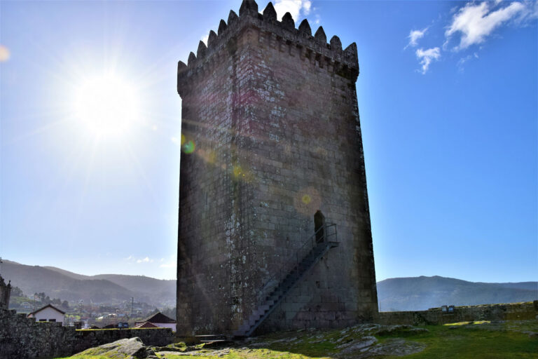 Melgaço – Historisches Zentrum. Festung und Grundstück  von Alvarinho