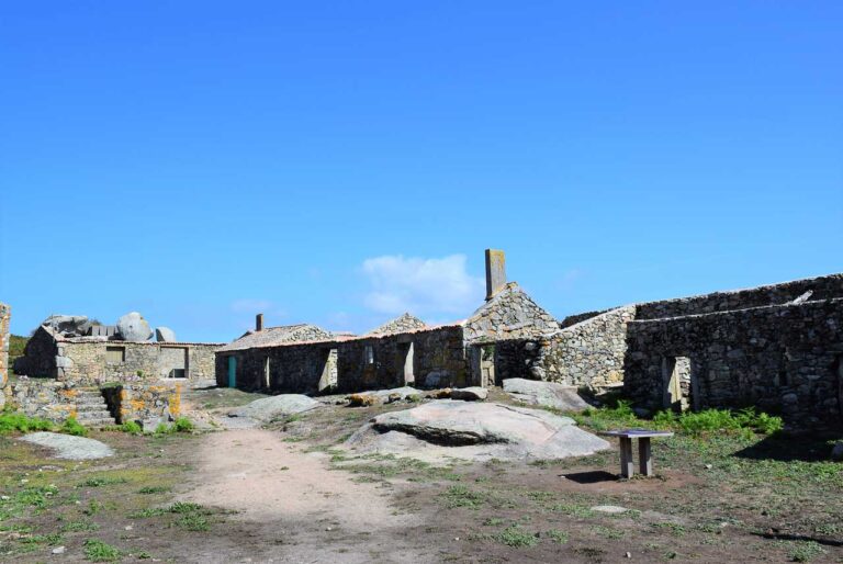 Ilha de Sálvora. Aldeia e seus hórreos