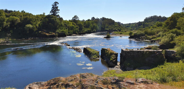 Arbo. Fluss Miño. Strand von Sela Fluss