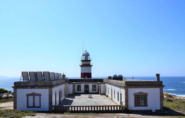Île de Sálvora. Phare depuis l’extérieur et vues de celui-ci