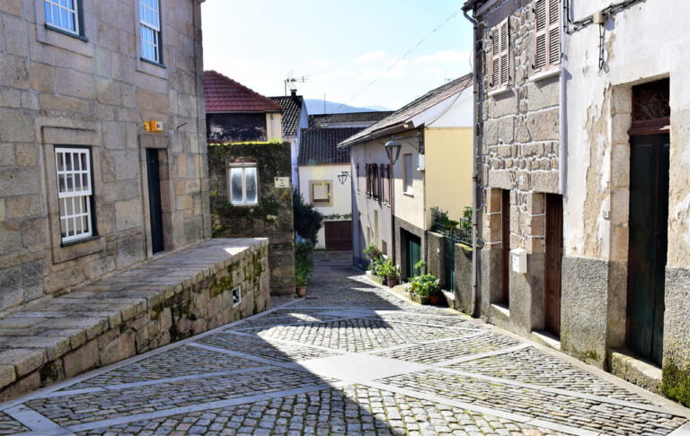 Melgaço – Historisches Zentrum. Festung und Grundstück  von Alvarinho