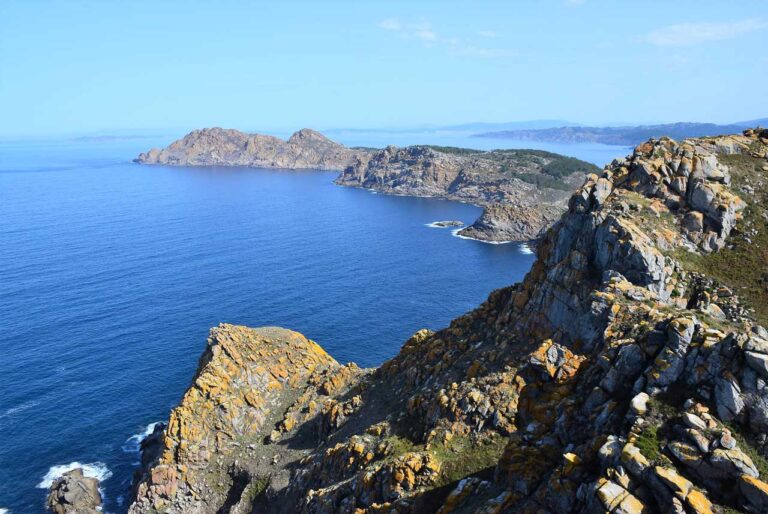 Îles Cies du Sud. Vues sur les falaises au-dessus de la mer