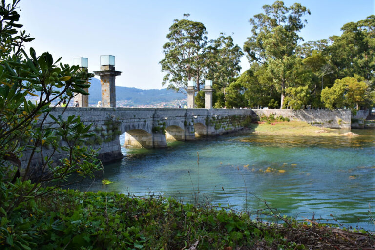 Baie de San Simón et promenade maritime