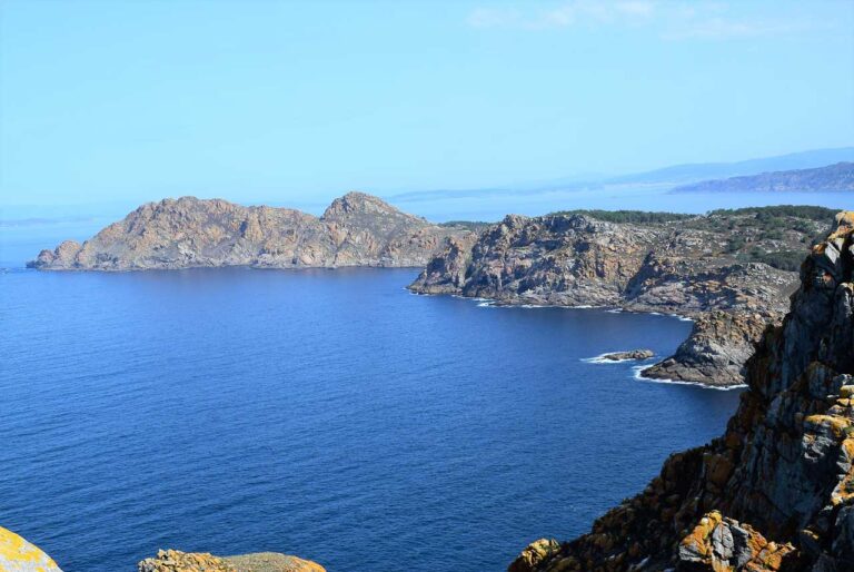 Îles Cies du Sud. Vues sur les falaises au-dessus de la mer