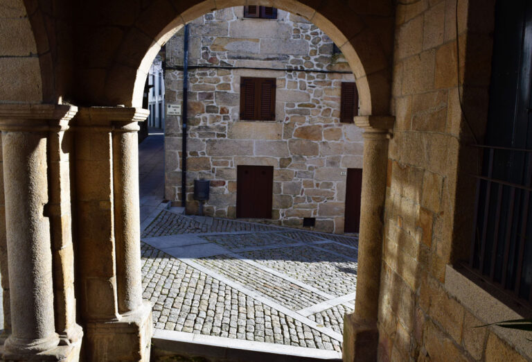 Melgaço – Historisches Zentrum. Festung und Grundstück  von Alvarinho