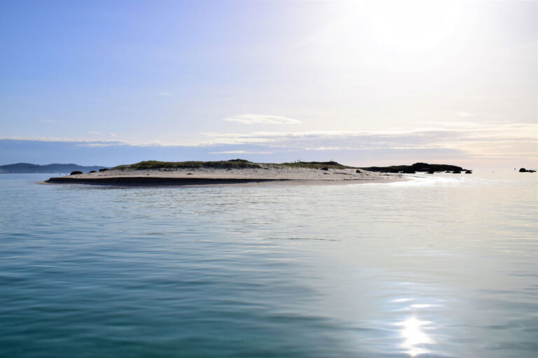 Île Areoso et Pedregoso. Dolmen et sous-marin