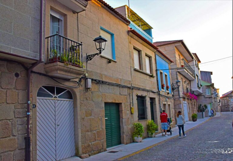 Quartier marin de San Tomé et tour de San Sadurniño