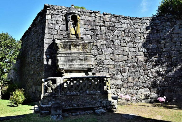 Aldán. Pazos e igrexa parroquial. A Ría de Aldán e as súas historias