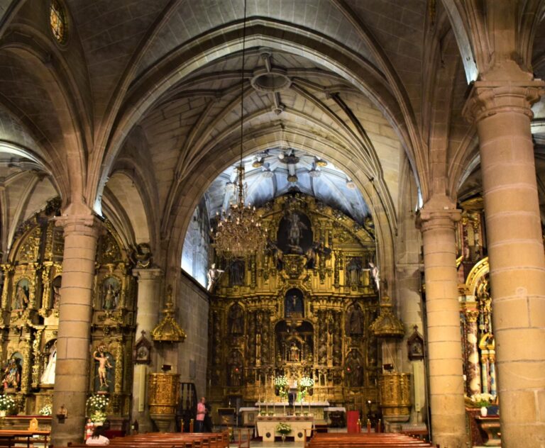 Cangas. Centre historique, quartier marinier. Collégiale