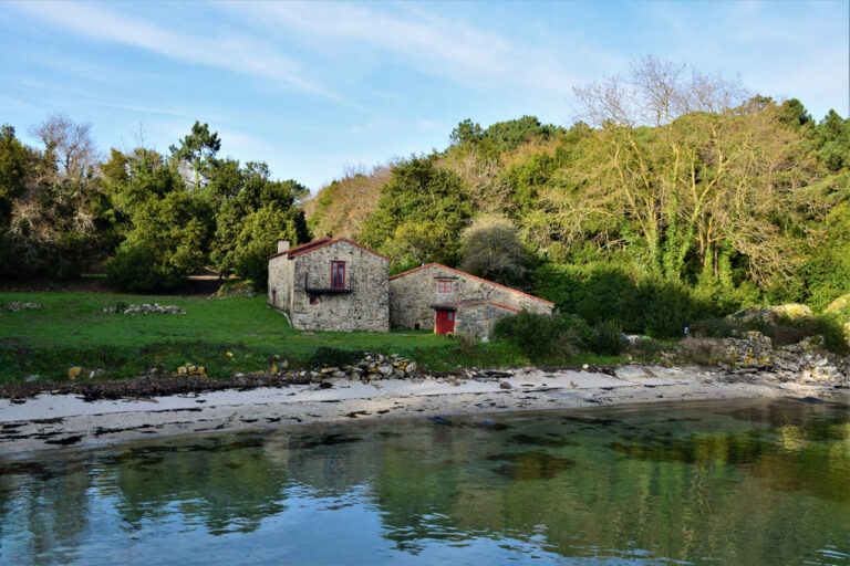 Die Insel Cortegada. Dorf. Kapelle und Umgebung. Cruceiro von Punta Corveiro. Blick auf Esteiro de Ulla