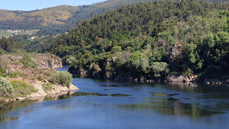 Arbo. Fluss Miño. Strand von Sela Fluss