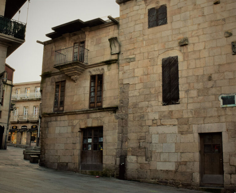 Downtown Vigo.  Old Quarter, Ramparts, Collegiate and Parque Illas Atlánticas Museum