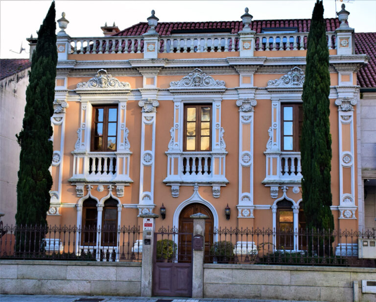Vilagarcía de Arousa. Centro histórico. Barrio mariñeiro e porto comercial. Edificios modernistas