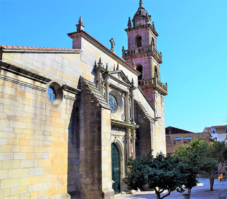 Cangas. Centre historique, quartier marinier. Collégiale