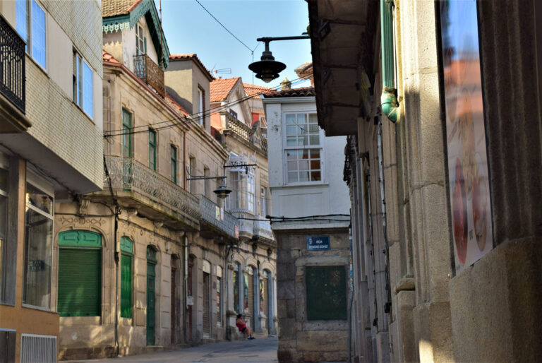 Cangas. Centre historique, quartier marinier. Collégiale