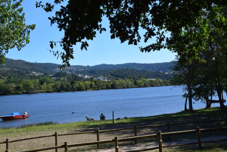Tomiño. Strand am Fluss. Blumenplantagen in O Rosal
