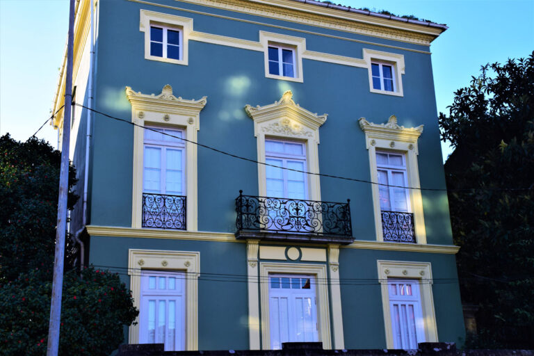 Vilagarcía de Arousa. Centro histórico. Barrio mariñeiro e porto comercial. Edificios modernistas
