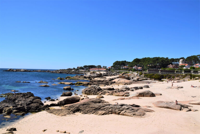 O Grove. San Vicente do Mar. Porto mariñeiro e porto deportivo de Pedras Negras