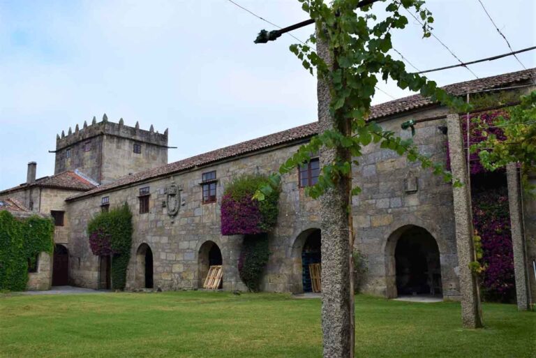 Cambados. Pazo adega de Fefiñáns. Praza, ponte e igrexa