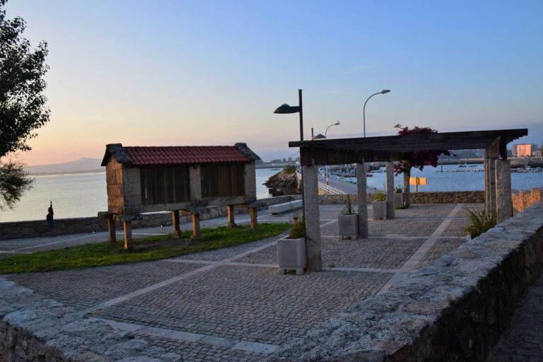 Quartier marin de San Tomé et tour de San Sadurniño