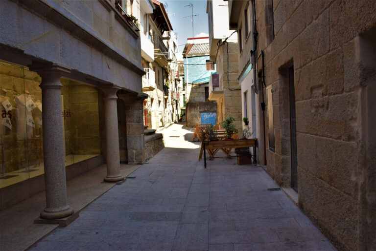 Cangas. Centre historique, quartier marinier. Collégiale
