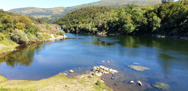 Arbo. Fluss Miño. Strand von Sela Fluss
