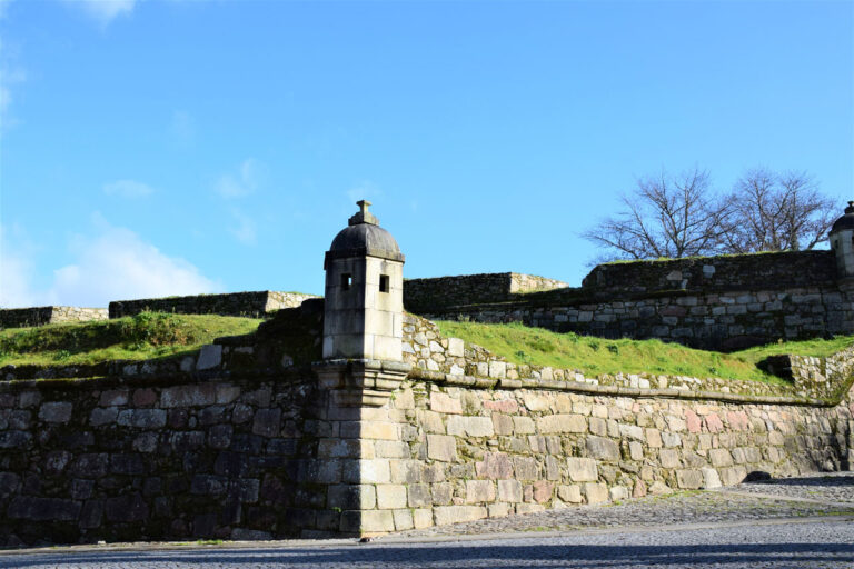 Monçao. Historical centre. Baths. Fort