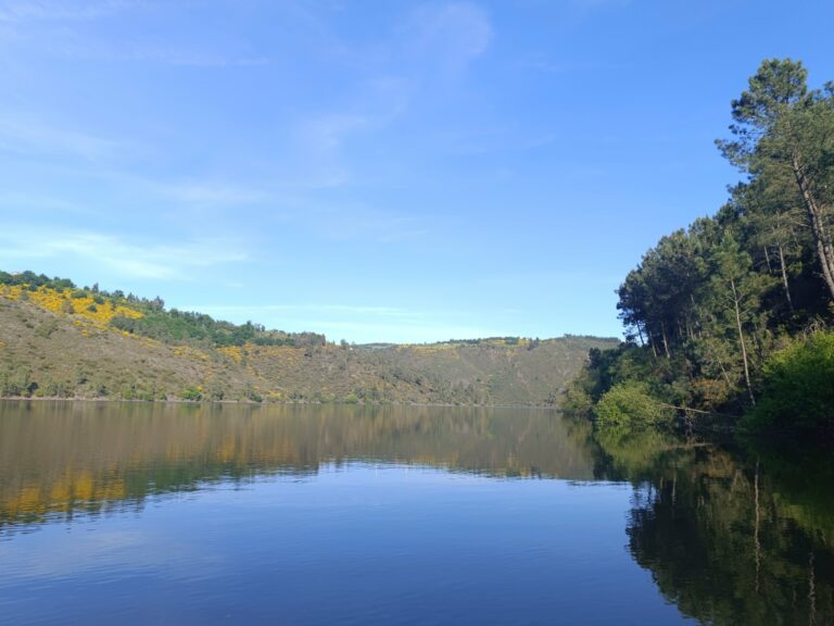 Canoës, pédalos ou paddle surf : de Ponte Mourulle à l&rsquo;Église de San Facundo, Paradela