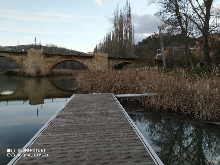 QUAI AU BORD DU DUERO